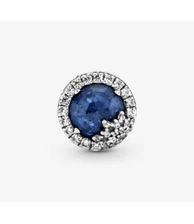 Pandora compatibele zilveren bedel met blauwe edelsteen en sneeuwvlokdetail, zijkantweergave, sieradenaccessoire